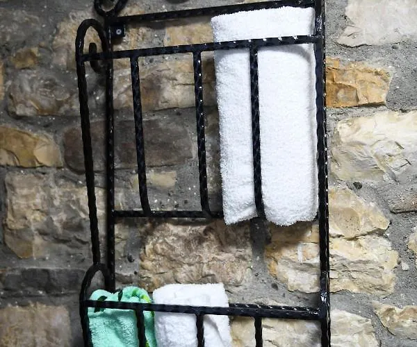 Kokoshi, An Extraordinary Experience. Villa Berat